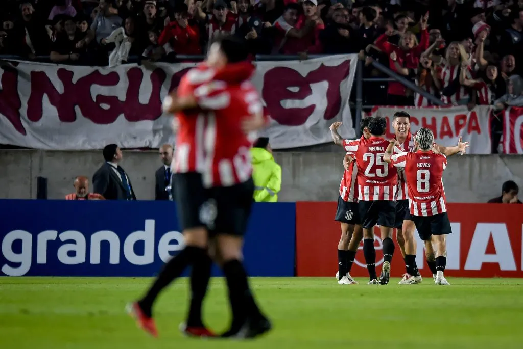 Time do Estudiantes comemora gol de Carillo, em falha de John. Foto: Marcelo Endelli/Getty Images.