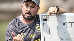 Caio Couto, técnico do time feminino do Santos. Foto: Bruno Vaz/Santos FC