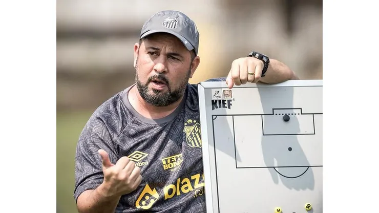 Caio Couto, técnico do time feminino do Santos. Foto: Bruno Vaz/Santos FC
