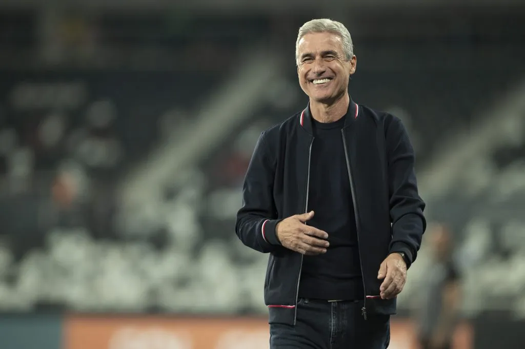 Luis Castro, ex-tecnico do Botafogo, no Engenhao, durante as temporadas de 2022 e 2023. Foto: Jorge Rodrigues/AGIF