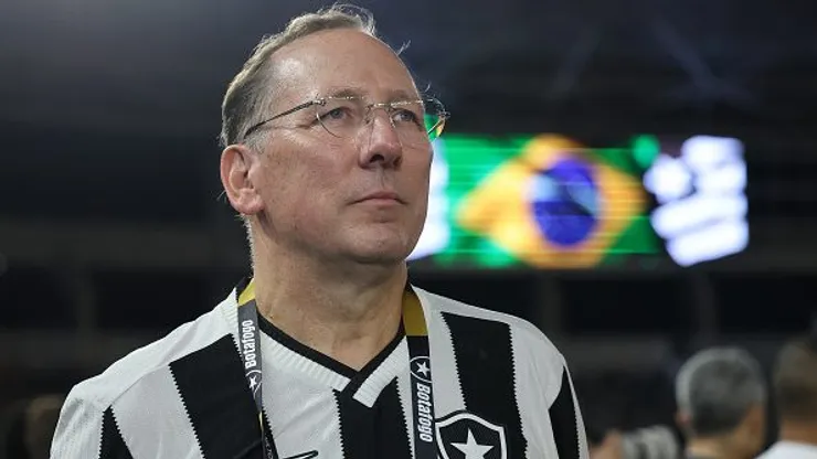 John Textor, dono da SAF Botafogo precisa reagi, pois a torcida está indignada com o baixo rendimento do time e a perda de identidade