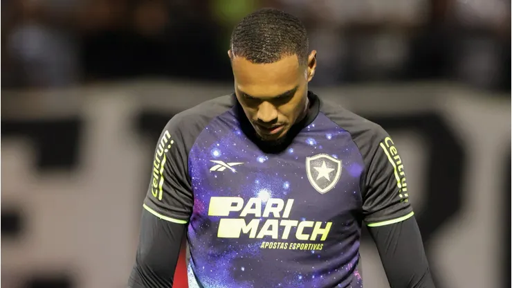 Goleiro John minimiza erro em derrota do Botafogo e culpa gramado