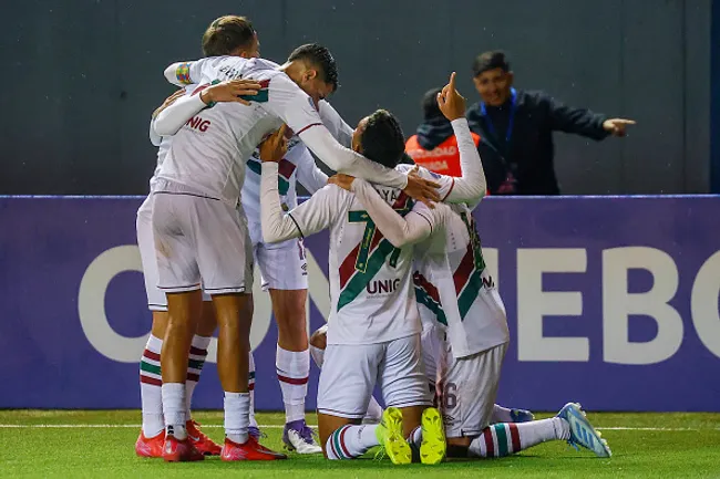Gustavo Nonato, comemora seu gol com os companheiros de equipe do Fluminense em partida sobre Union Española em Santiago, Chile. Foto: Marcelo Hernandez/Getty Images