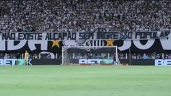 Torcida do Santos durante partida contra Bragantino no estádio Vila Belmiro pelo campeonato Paulista 2025. Foto: Reinaldo Campos/AGIF