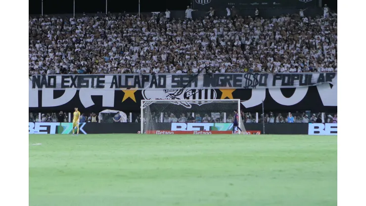 Torcida do Santos durante partida contra Bragantino no estádio Vila Belmiro pelo campeonato Paulista 2025. Foto: Reinaldo Campos/AGIF