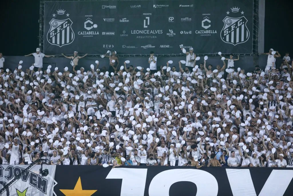 SP – SANTOS – 02/03/2025 – PAULISTA 2025, SANTOS X BRAGANTINO – Torcida do Santos durante partida contra Bragantino no estadio Vila Belmiro pelo campeonato Paulista 2025. Foto: Reinaldo Campos/AGIF
