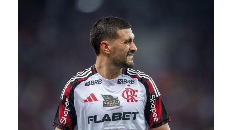 Arrascaeta jogador do Flamengo durante partida contra o Flamengo no estádio Maracanã pelo campeonato Brasileiro A 2025. Foto: Thiago Ribeiro/AGIF