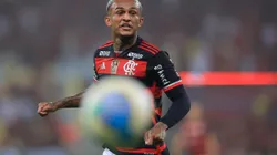 RIO DE JANEIRO, BRAZIL - NOVEMBER 13: Wesley of Flamengo controls the ball during the match between Flamengo and Atletico Mineiro as part of Brasileirao 2024 at Maracana Stadium on November 13, 2024 in Rio de Janeiro, Brazil. (Photo by Buda Mendes/Getty Images)
