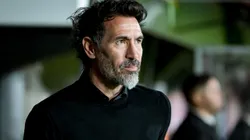 LA PLATA, ARGENTINA - APRIL 23: Eduardo Dominguez head coach of Estudiantes La Plata looks on prior to the Copa CONMEBOL Libertadores 2025 Group A match between Estudiantes and Botafogo at Jorge Luis Hirschi Stadium on April 23, 2025 in La Plata, Argentina. (Photo by Marcelo Endelli/Getty Images)