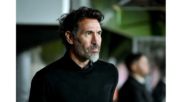 LA PLATA, ARGENTINA - APRIL 23: Eduardo Dominguez head coach of Estudiantes La Plata looks on prior to the Copa CONMEBOL Libertadores 2025 Group A match between Estudiantes and Botafogo at Jorge Luis Hirschi Stadium on April 23, 2025 in La Plata, Argentina. (Photo by Marcelo Endelli/Getty Images)