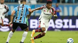 PORTO ALEGRE, BRAZIL - APRIL 13: Camilo Reijers of Gremio and Gonzalo Plata of Flamengo compete for the ball during the match between Gremio and Flamengo as part of Brasileirao 2025 at Arena do Gremio on April 13, 2025 in Porto Alegre, Brazil. (Photo by Pedro H. Tesch/Getty Images)