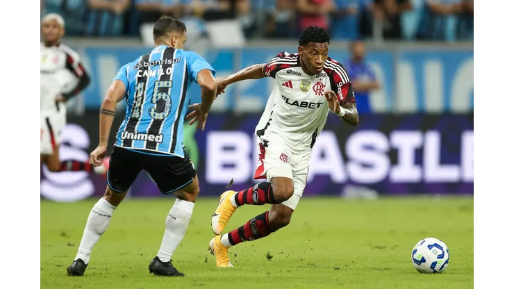 PORTO ALEGRE, BRAZIL - APRIL 13: Camilo Reijers of Gremio and Gonzalo Plata of Flamengo compete for the ball during the match between Gremio and Flamengo as part of Brasileirao 2025 at Arena do Gremio on April 13, 2025 in Porto Alegre, Brazil. (Photo by Pedro H. Tesch/Getty Images)