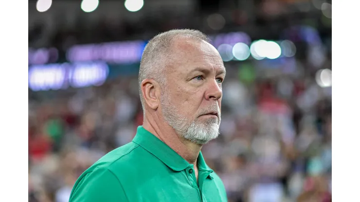 Mano Menezes, pelo Fluminense, durante partida contra o Grêmio no estádio Maracanã pelo campeonato Brasileiro A 2024. Foto: Thiago Ribeiro/AGIF