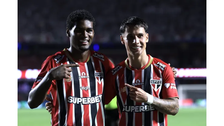 SP - SAO PAULO - 13/04/2025 - BRASILEIRO A 2025, SAO PAULO X CRUZEIRO - Ferreira jogador do Sao Paulo comemora seu gol com Lucas Ferreira jogador da sua equipe durante partida contra o Cruzeiro no estadio Morumbi pelo campeonato Brasileiro A 2025. Foto: Marcello Zambrana/AGIF