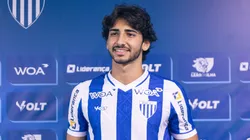 JP posa para fotos durante sua apresentação oficial como jogador do Avaí em coletiva de imprensa realizada na Ressacada.