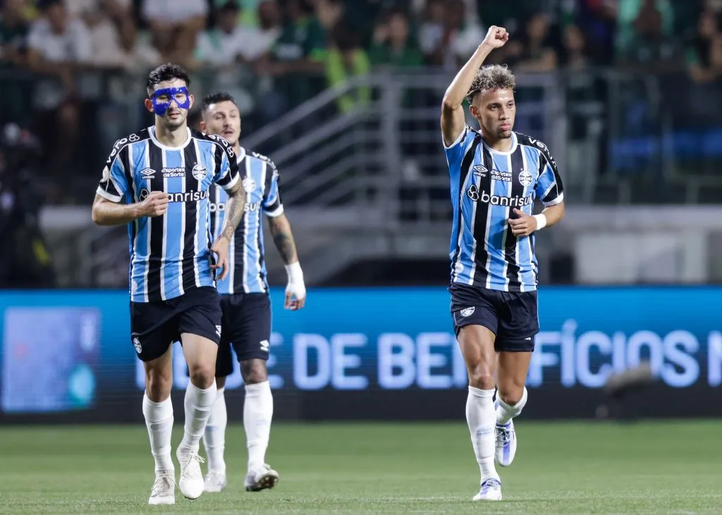 SAO PAULO, BRAZIL – MAY 10: Bitello of Gremio celebrates with teammates after scoring the team’s first goal during a match between Palmeiras and Gremio as part of Brasileirao Series A 2023 at Allianz Parque on May 10, 2023 in Sao Paulo, Brazil. (Photo by Alexandre Schneider/Getty Images)