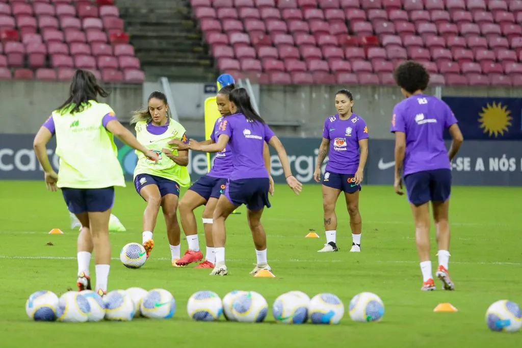 Jogadoras da Seleção Brasileira Feminina durante treino na Arena de Pernambuco