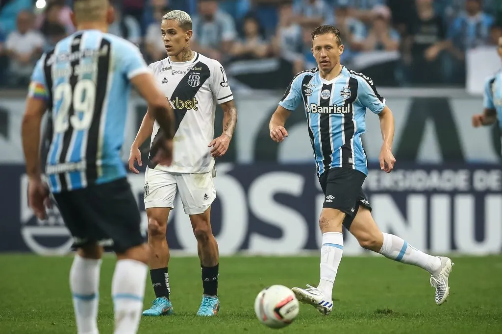 Lucas Leiva, ex-jogador do Gremio durante partida contra o Ponte Preta no estadio Arena do Gremio pelo campeonato Brasileiro B 2022. Foto: Pedro H. Tesch/AGIF