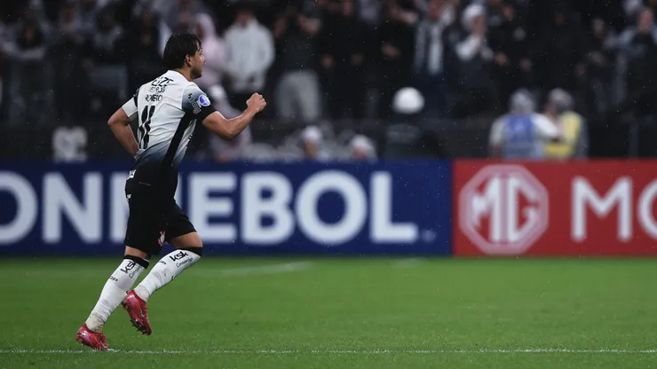Romero, jogador do Corinthians, comemora seu gol durante partida contra o Racing-URU no estadio Arena Corinthians pelo campeonato Copa Sul-americana 2025. Foto: Ettore Chiereguini/AGIF