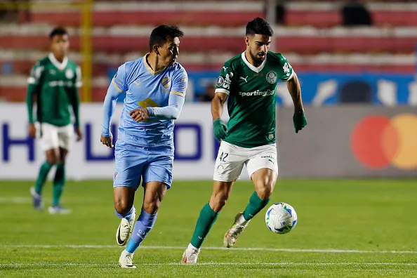 MIRAFLORES, BOLIVIA – APRIL 24: José Lopez of Palmeiras controls the ball during the Copa CONMEBOL Libertadores 2025 Group G match between Bolivar and Palmeiras at Estadio Hernando Siles on April 24, 2025 in Miraflores, Bolivia. (Photo by Gaston Brito Miserocchi/Getty Images)