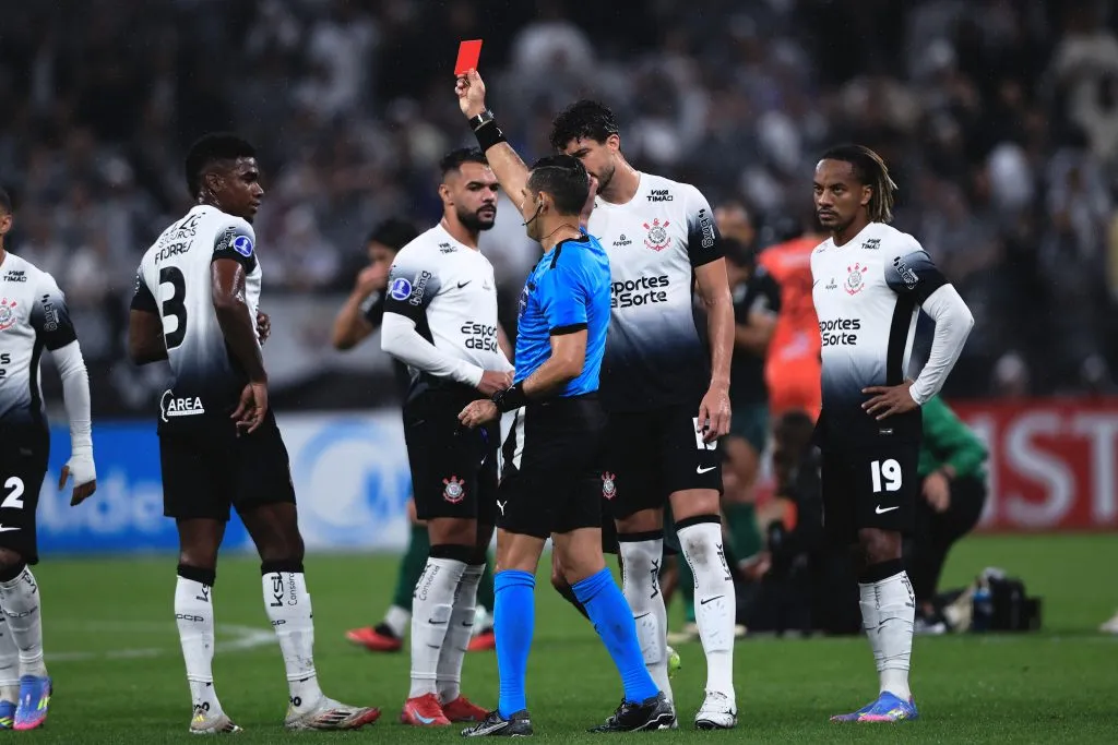 SP – SAO PAULO – 24/04/2025 – COPA SUL-AMERICANA 2025, CORINTHIANS X RACING-URU – Felix Torres jogador do Corinthians recebe cartao vermelho do arbitro durante partida contra o Racing-URU no estadio Arena Corinthians pelo campeonato Copa Sul-americana 2025. Foto: Ettore Chiereguini/AGIF