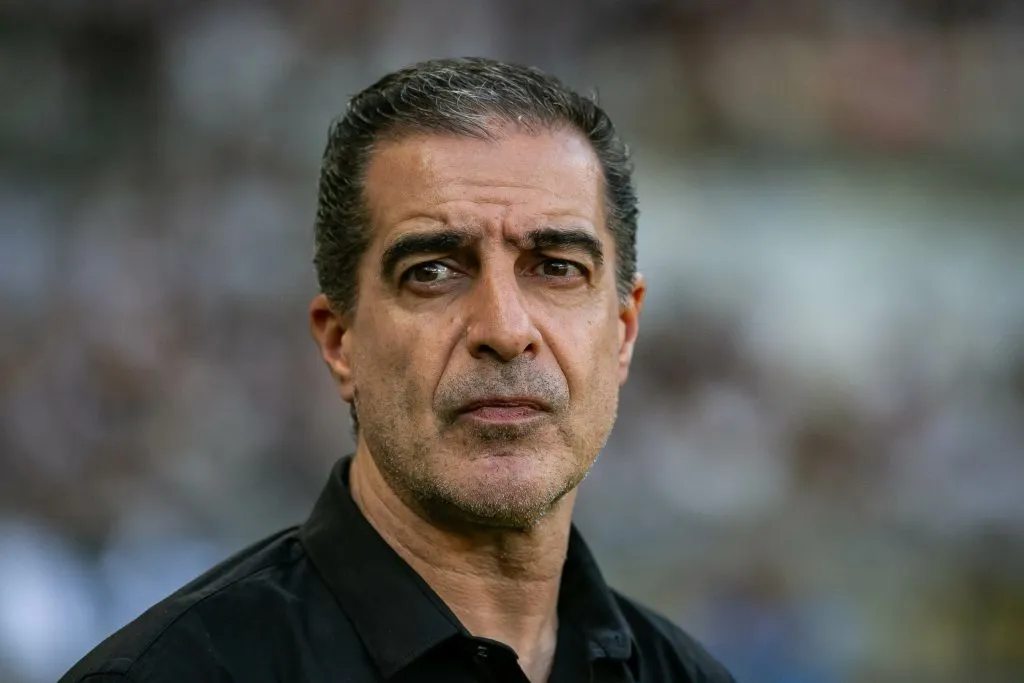 MG – BELO HORIZONTE – 20/04/2025 – BRASILEIRO A 2025, ATLETICO-MG X BOTAFOGO – Renato Paiva tecnico do Botafogo durante partida contra o Atletico-MG no estadio Mineirao pelo campeonato Brasileiro A 2025. Foto: Fernando Moreno/AGIF