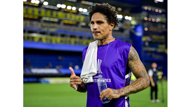 BUENOS AIRES, ARGENTINA - FEBRUARY 25: Paolo Guerrero of Alianza Lima celebrates after winning the Copa CONMEBOL Libertadores 2025 match between Boca Juniors and Alianza Lima at Estadio Alberto J. Armando on February 25, 2025 in Buenos Aires, Argentina. (Photo by Marcelo Endelli/Getty Images)
