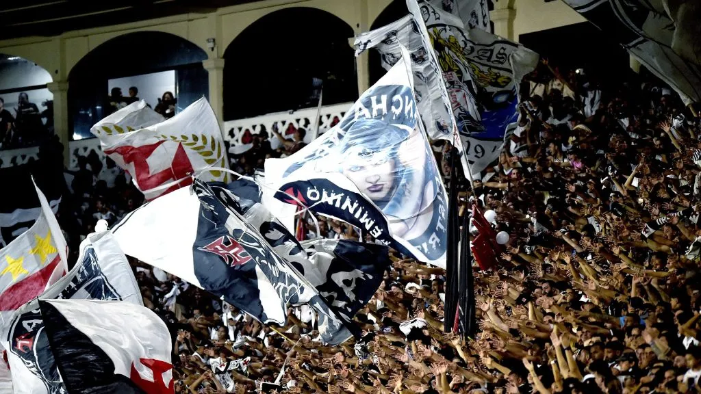 Torcida do Vasco durante partida contra Santos no estádio São Januário pelo campeonato Brasileiro A 2025. Foto: Alexandre Loureiro/AGIF