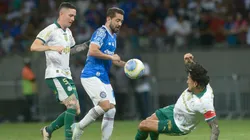 Everton Ribeiro com a posse de bola em partida entre Bahia e Palmeiras. Foto: AGIF / Alamy Stock Photo