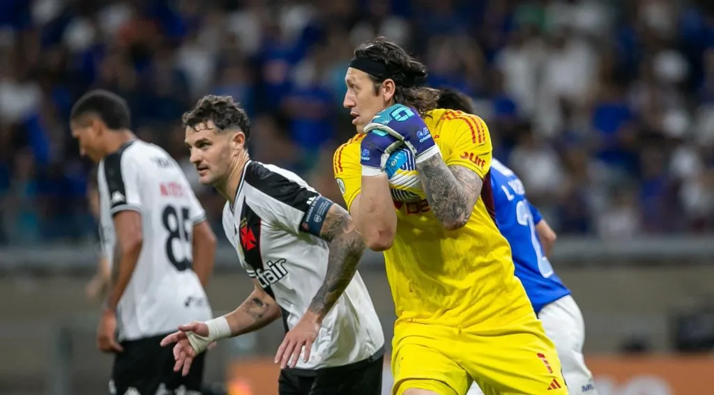 Vegetti e Cássio durante a partida entre Vasco e Cruzeiro no Mineirão. Foto: Sipa US / Alamy Stock Photo