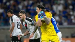 Vegetti e Cássio durante a partida entre Vasco e Cruzeiro no Mineirão. Foto: Sipa US / Alamy Stock Photo