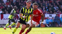 Phil Foden com a posse de bola em partida diante do Nottingham Forest. Foto: Every Second Media / Alamy Stock Photo
