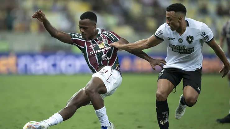 Arias jogador do Fluminense disputa lance com Marçal jogador do Botafogo. Foto: Jorge Rodrigues/AGIF