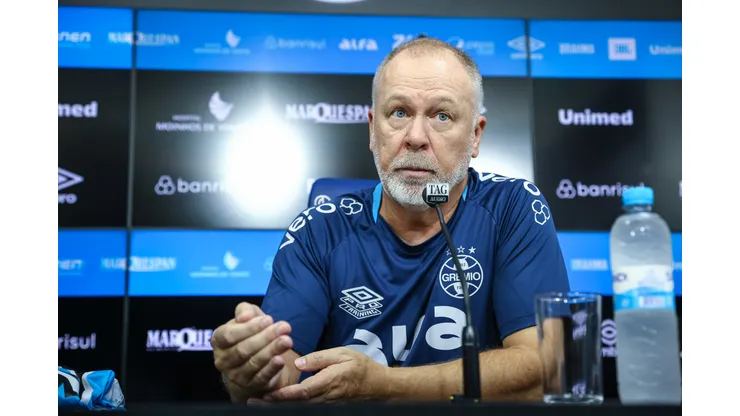 Mano Menezes estuda preservar 3 titulares contra o Vitória