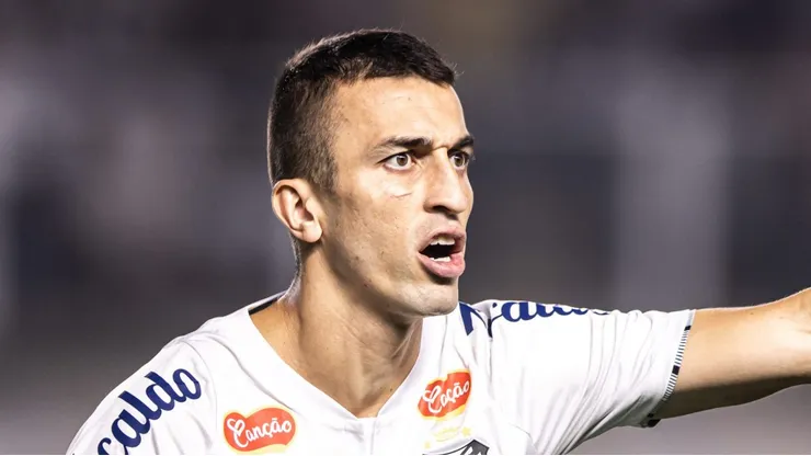 João Schmidt, volante do Santos