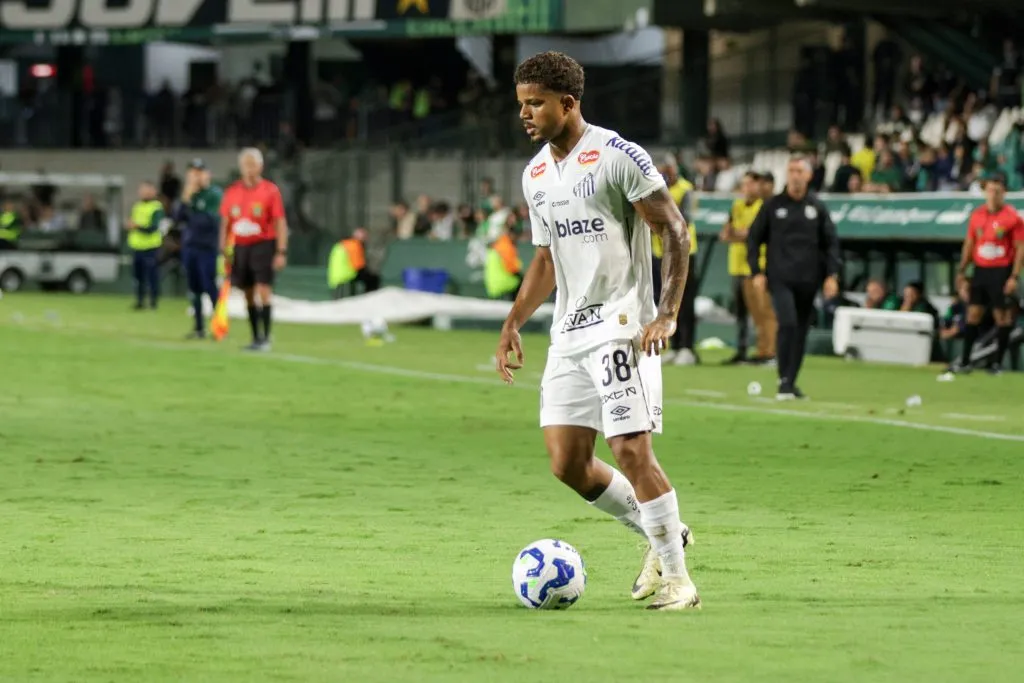 Kevyson, lateral do Santos – Foto: Robson Mafra/AGIF