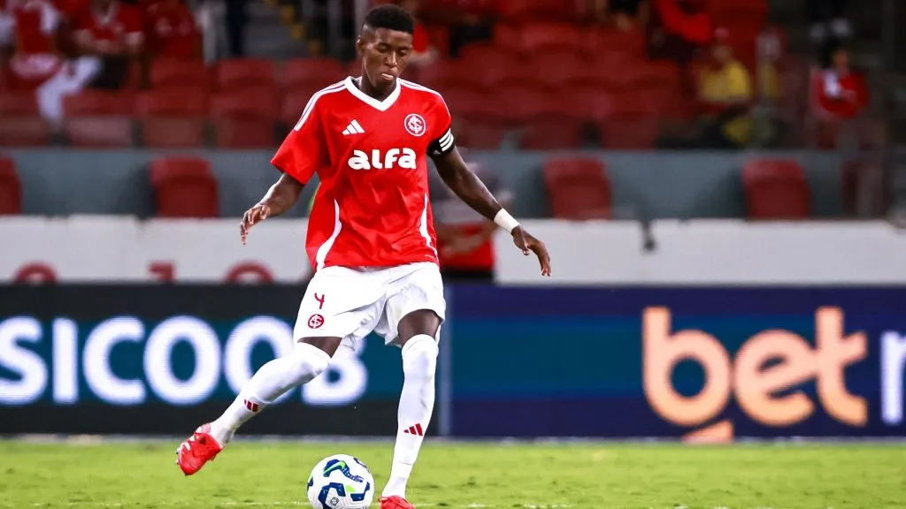  Vitão jogador do Internacional durante partida contra o Cruzeiro no estádio Beira-Rio pelo campeonato Brasileiro A 2025. Foto: Maxi Franzoi/AGIF