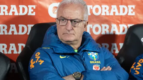 Dorival Júnior durante partida entre Chile e Brasil, pelas Eliminatórias da Copa do Mundo de 2026.