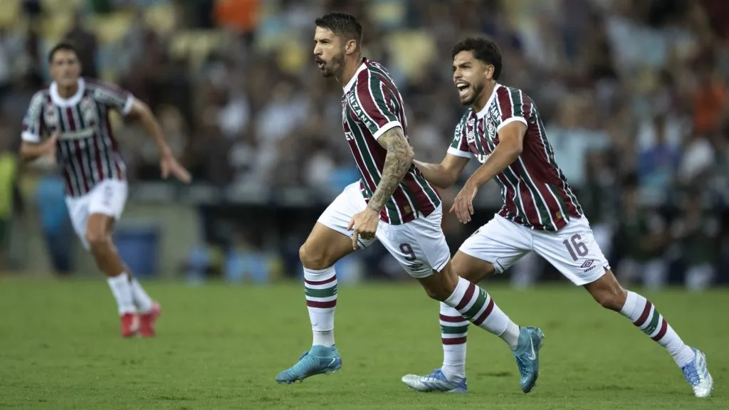 Everaldo jogador do Fluminense comemora seu gol com Nonato jogador da sua equipe durante partida contra o San Jose no estádio Maracanã pelo campeonato Copa Sul-americana 2025. Foto: Jorge Rodrigues/AGIF