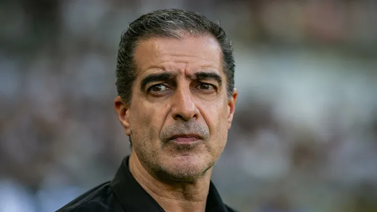 MG - BELO HORIZONTE - 20/04/2025 - BRASILEIRO A 2025, ATLETICO-MG X BOTAFOGO - Renato Paiva tecnico do Botafogo durante partida contra o Atletico-MG no estadio Mineirao pelo campeonato Brasileiro A 2025. Foto: Fernando Moreno/AGIF