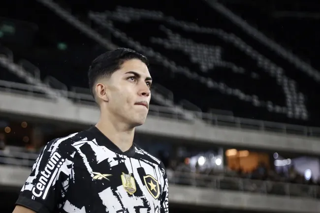 Zagueiro Jair se recuperou de dores no tornozelo e volta no Fogão contra Fluminense – Foto: Vitor Silva/Botafogo.