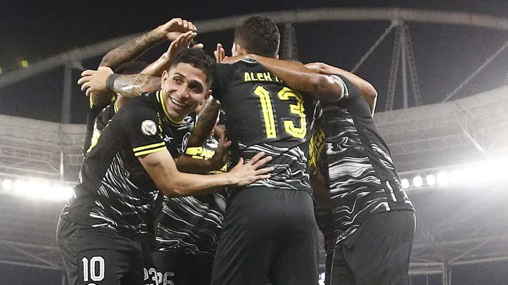 Savarino pode sair da ponta e retornar à posição original no Botafogo contra Fluminense