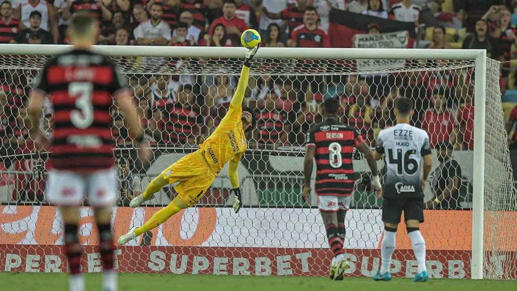 Hugo Souza fazendo defesa. Foto: Thiago Ribeiro/AGIF
