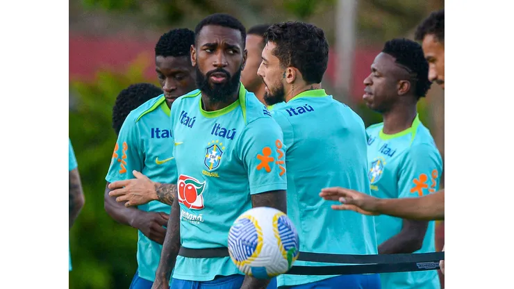 BA - SALVADOR - 17/11/2024 - BRASIL, TREINO SELECAO BRASILEIRA EM SALVADOR (BA) NESTE DOMINGO (17) - Gerson jogador do Brasil durante chegada do time para treino no estadio Barradao. Foto: Jhony Pinho/AGIF