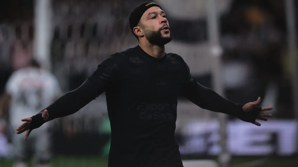 Memphis Depay comemorando. Foto: Ettore Chiereguini/AGIF