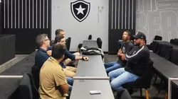 Membros da Fúria Jovem em reunião com diretores do Botafogo. Foto: Divulgação.