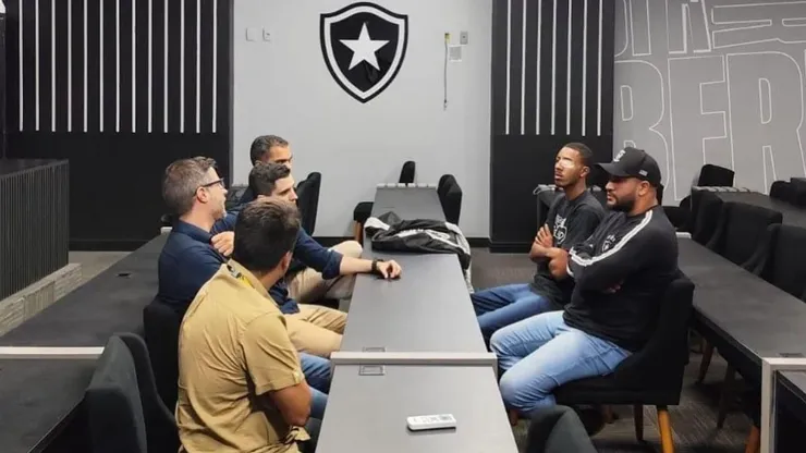Membros da Fúria Jovem em reunião com diretores do Botafogo. Foto: Divulgação.