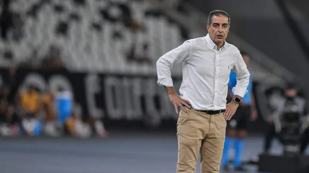 Renato Paiva, técnico do Botafogo, durante partida contra o Carabobo-VEN, pela CONMEBOL Libertadores. Foto: Thiago Ribeiro/AGIF.