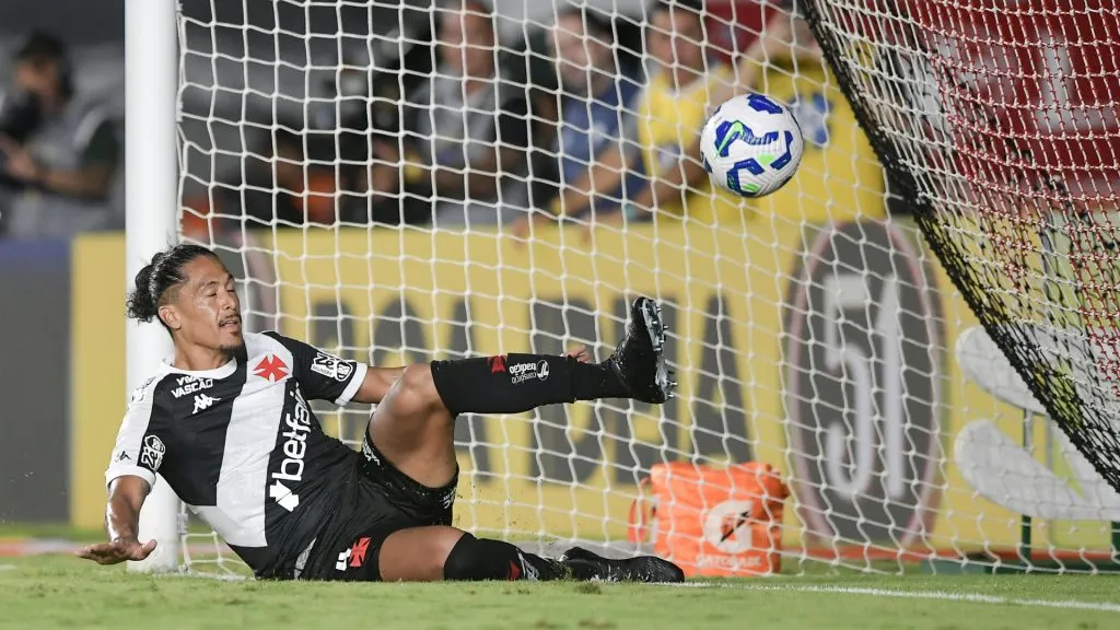 Maurício Lemos em ação pelo Vasco contra o Santos, pelo Brasileirão Betano – Foto: Thiago Ribeiro/AGIF