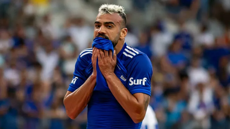 Fabrício Bruno lamentando durante partida pelo Cruzeiro. Foto: Fernando Moreno/AGIF